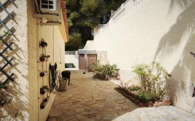 Chalet con apartamento de invitados, piscina y amplias zonas exteriores en Santa Clara, Altea